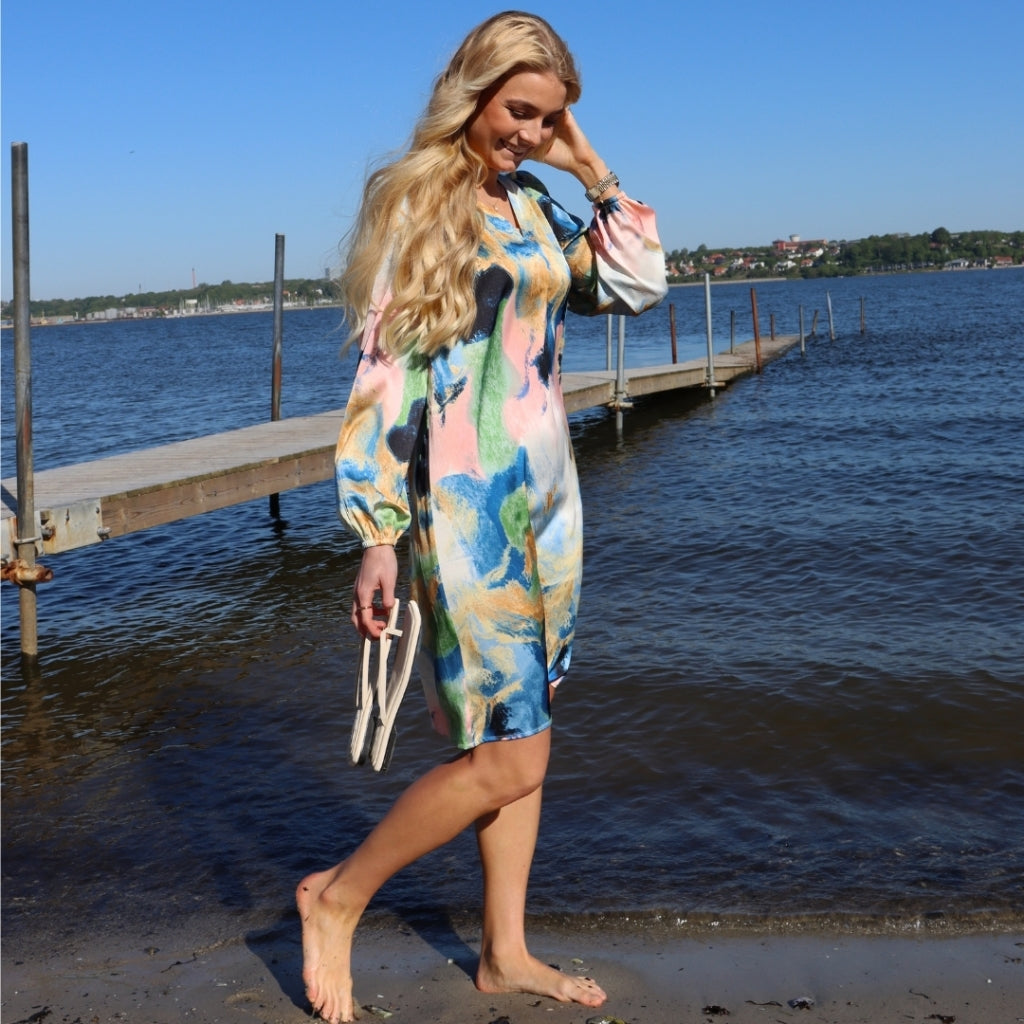 Liberté Dame Kjole 22059 Pam Dress - Blue Gold Marble