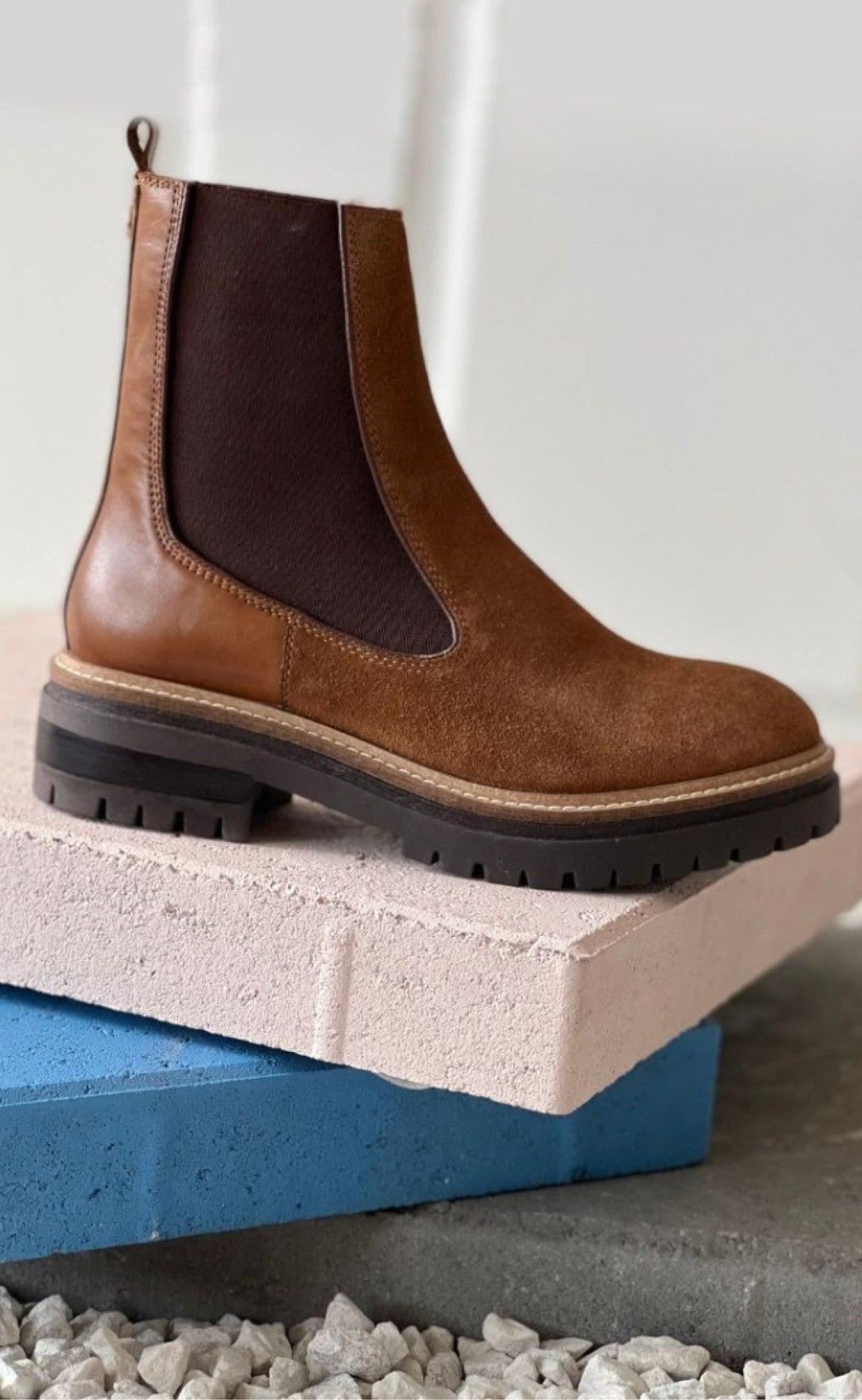 Copenhagen Shoes By Josefine Valentin Støvler - Fall Suede - Cognac