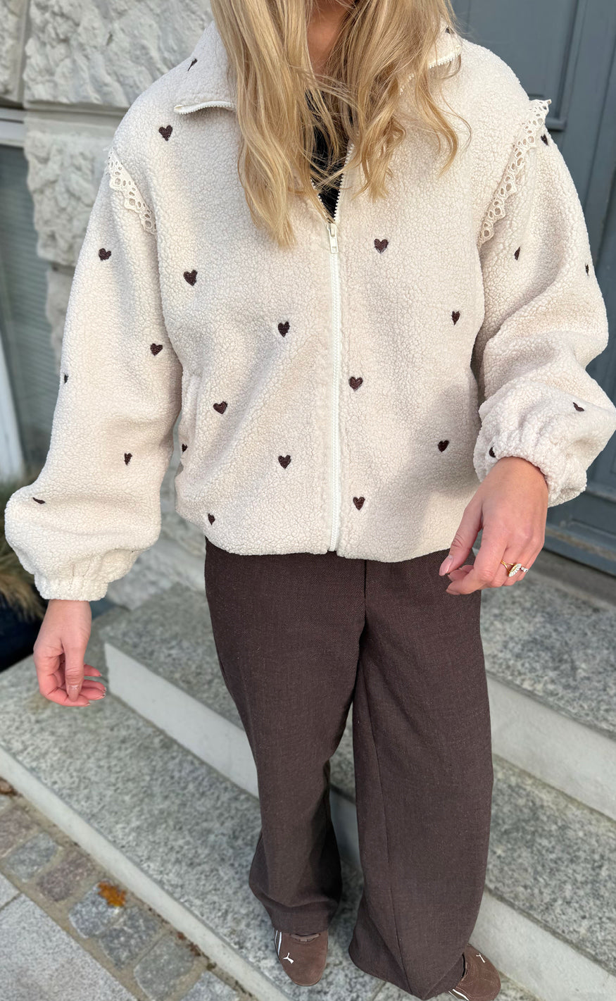 Say Ina Copenhagen Fleece Jakke - Fia - Beige W. Brown Embroidery Hearts