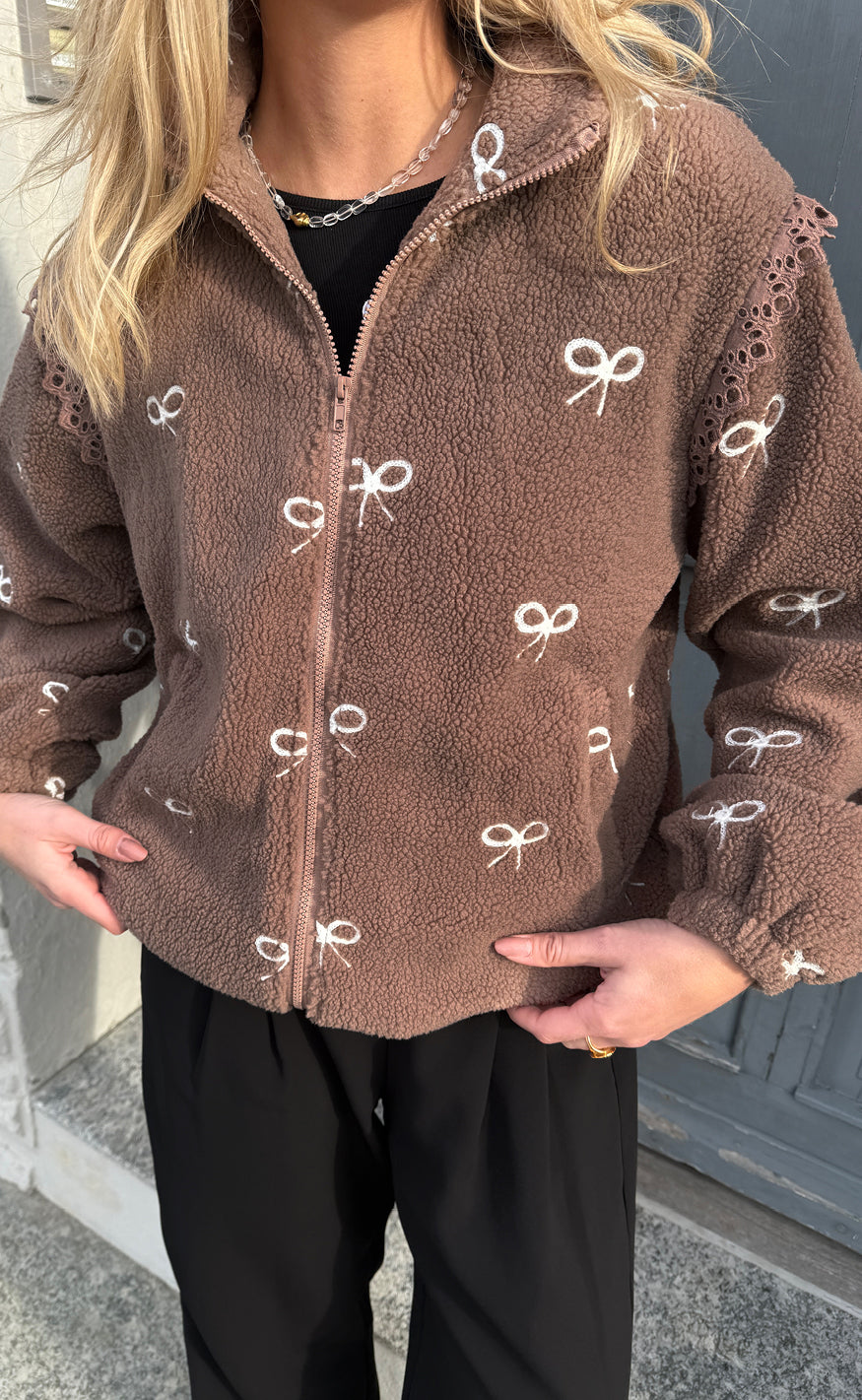 Say Ina Copenhagen Fleece Jakke - Fia - Brown W. Bow Embroidery