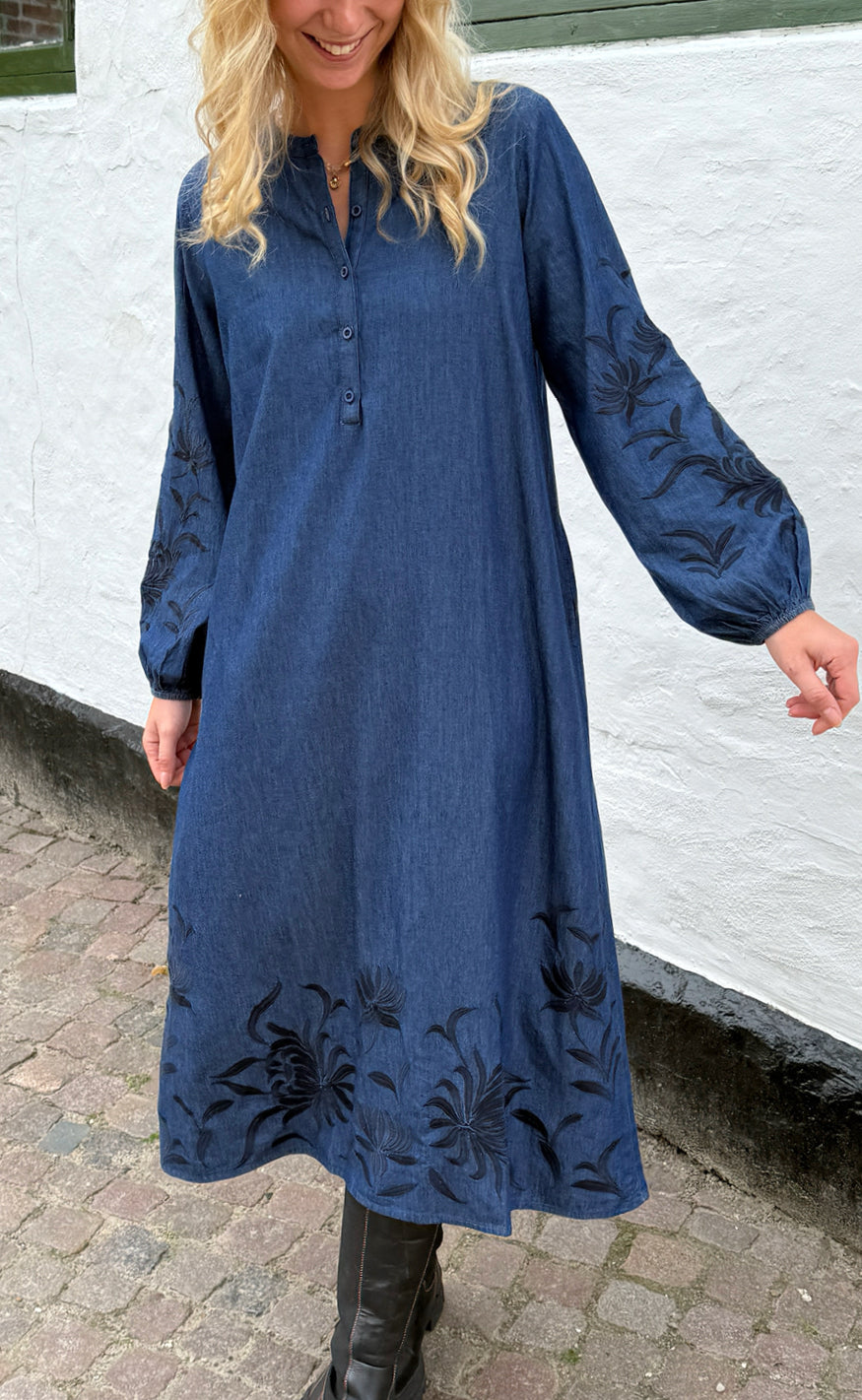 Say Ina Copenhagen Kjole - Tilde Long - Denim Blue W. Embroidery