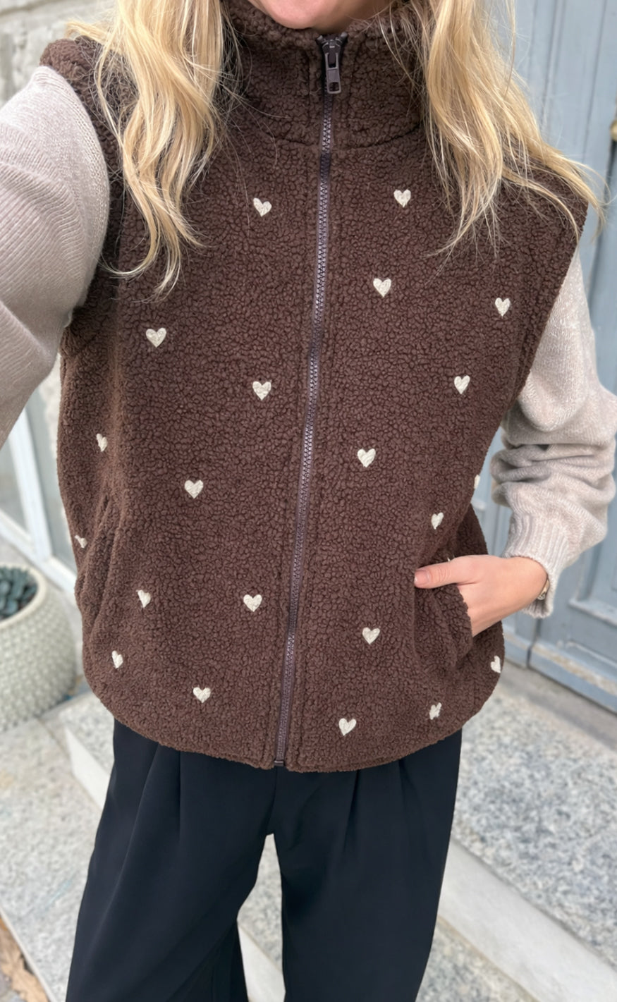 Say Ina Copenhagen Fleece Vest - Fia - Dark Brown W. Beige Embroidery Hearts
